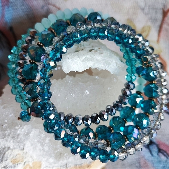 Aqua Shades of Blue Vintage Memory Wire Faceted Crystal Mermaidcore Bracelet - Picture 1 of 9